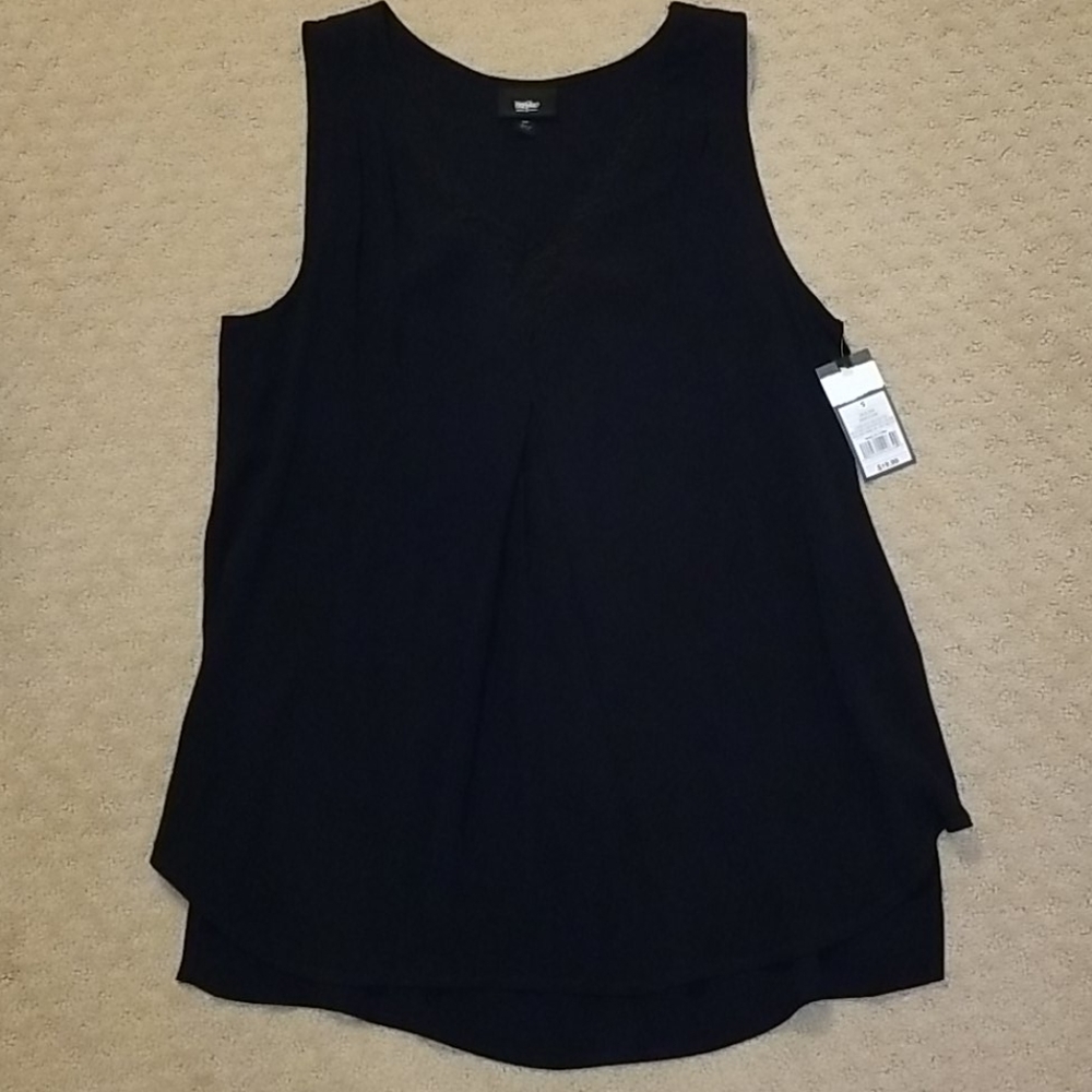 3/$20 🎉 Black tank w/lacey v-neck